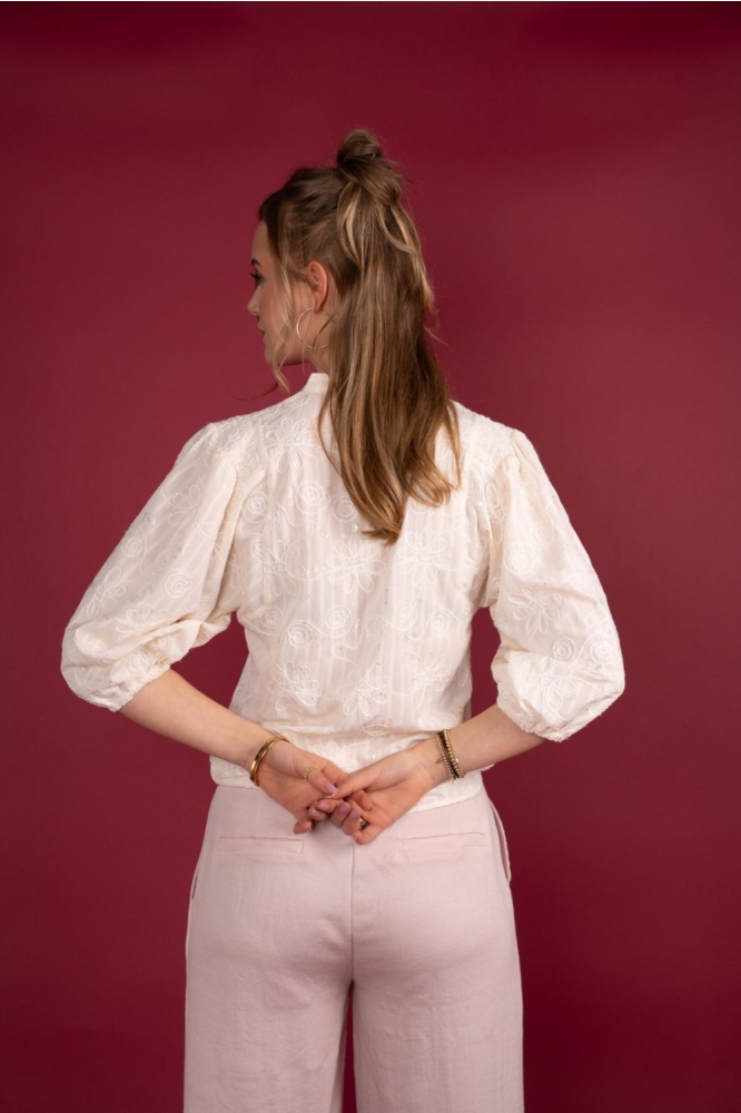 I-coni-K ecru dames blouse | Model achteraanzicht