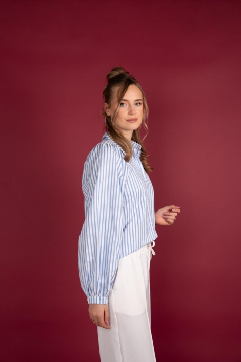 I-coni-K blauwe dames blouse | Model zijaanzicht