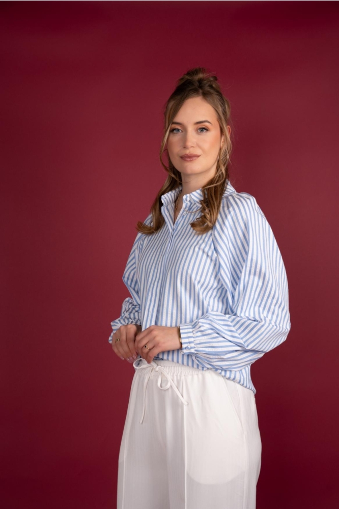 I-coni-K blauwe dames blouse | Model vooraanzicht