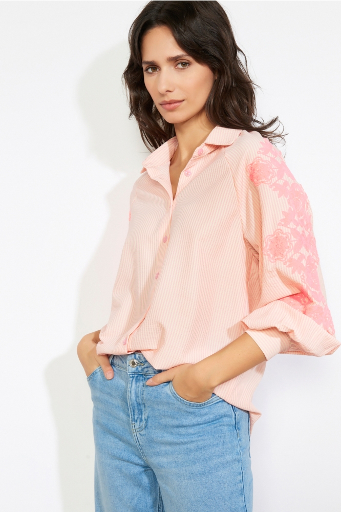 LolaLiza roze dames blouse | Model vooraanzicht