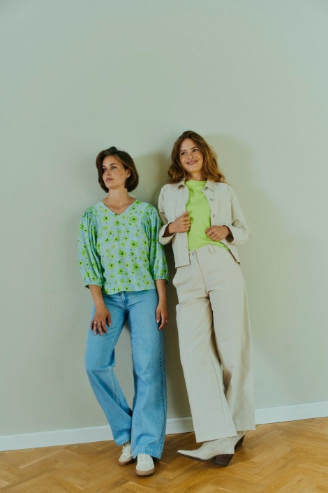 Freequent blauwe dames blouse | Sfeerbeeld, In situatie