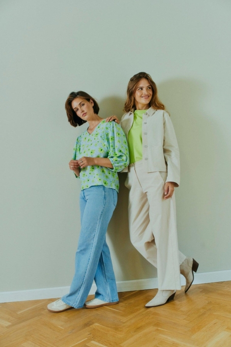 Freequent blauwe dames blouse | Sfeerbeeld, In situatie