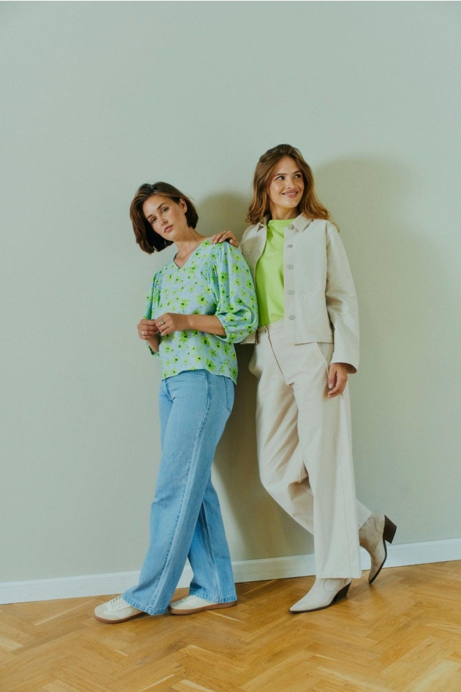 Freequent blauwe dames blouse | Sfeerbeeld, In situatie