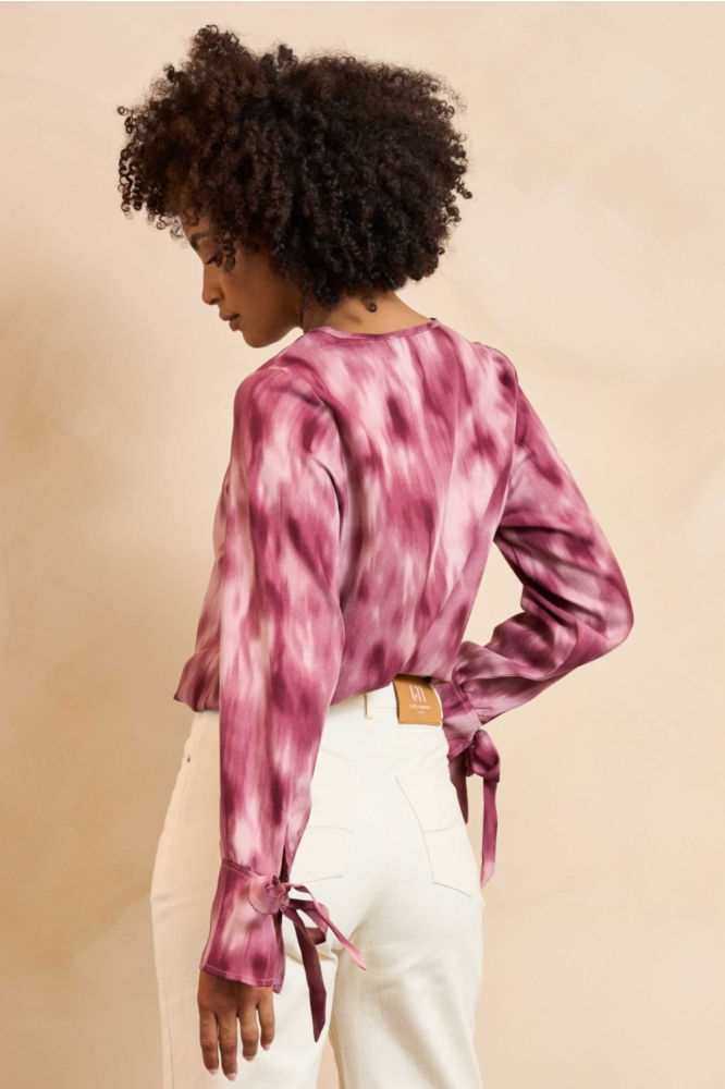Lofty Manner rode dames blouse | Model achteraanzicht