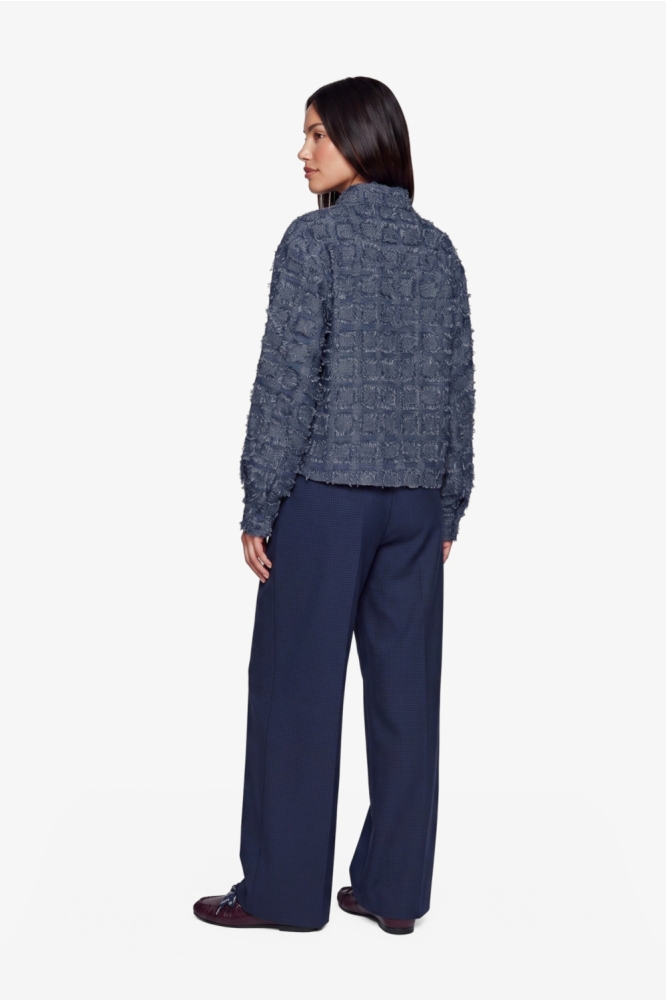 Fluresk blauwe dames blouse | Model achteraanzicht