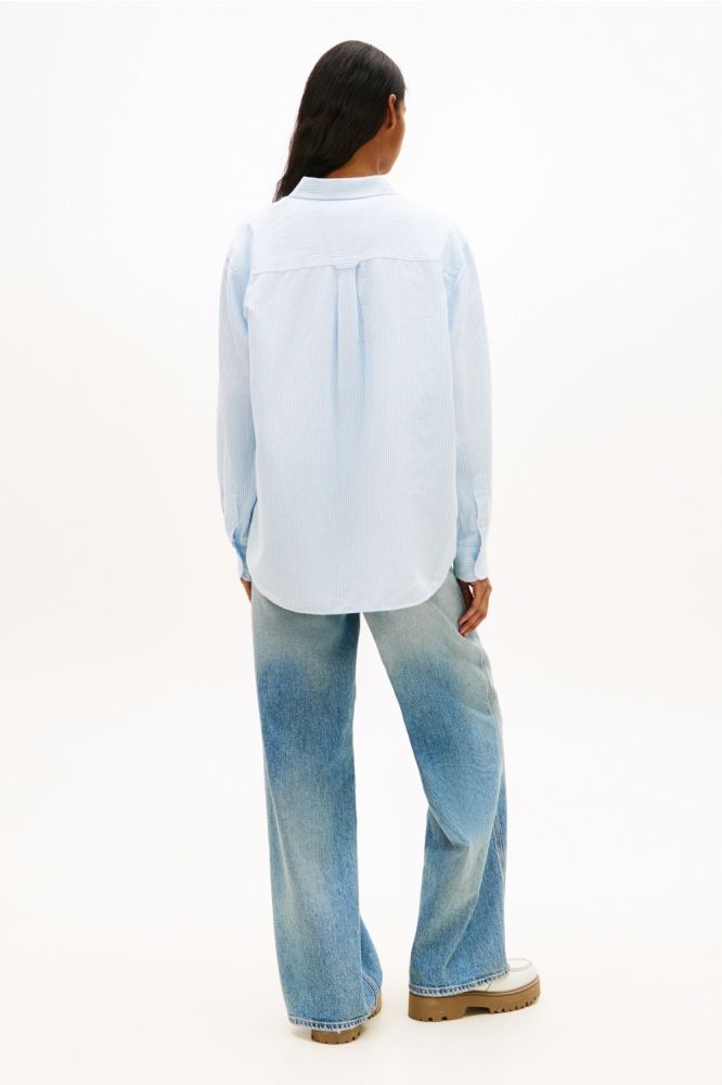 Tommy Jeans blauwe dames blouse | Model achteraanzicht