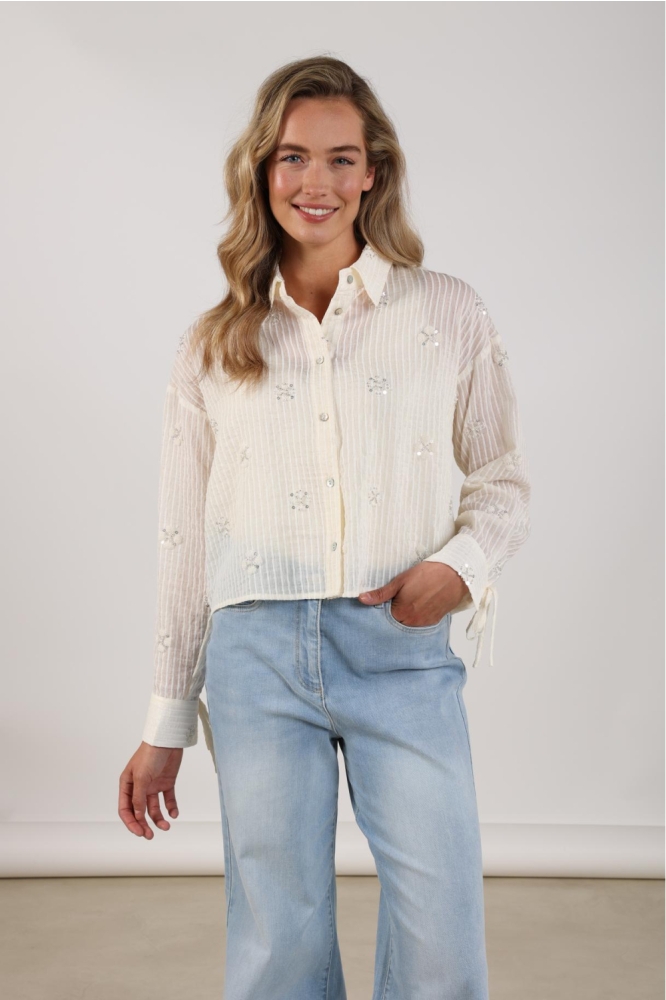 Nukus beige dames blouse | Model vooraanzicht