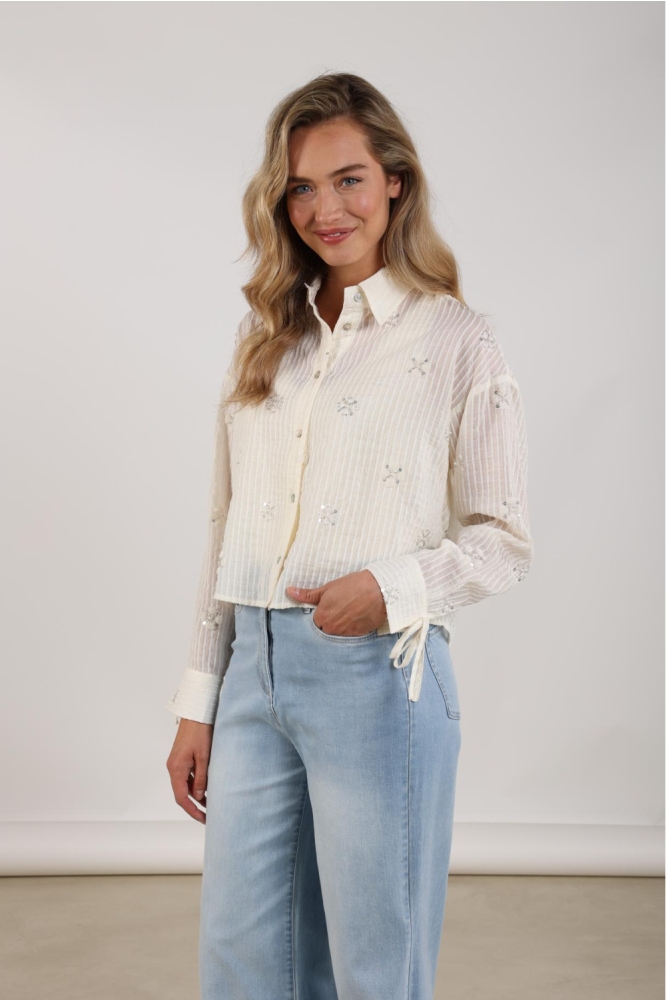 Nukus beige dames blouse | Model vooraanzicht