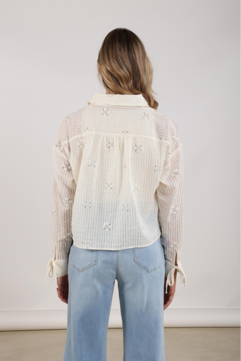 Nukus beige dames blouse | Model achteraanzicht