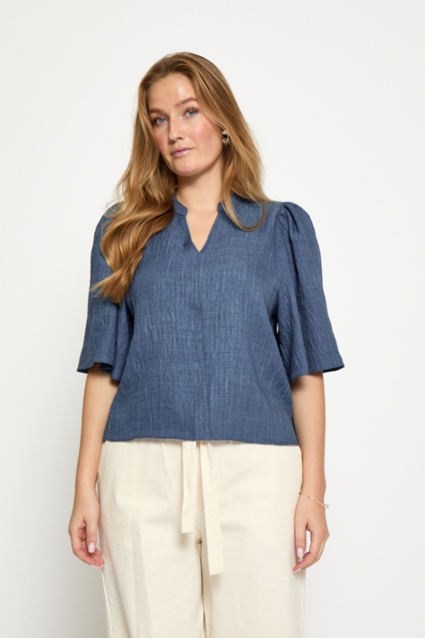 Peppercorn blauwe dames blouse | Model vooraanzicht