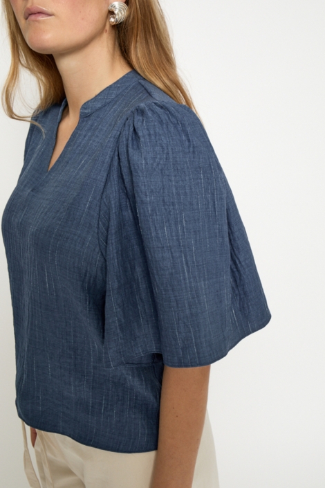 Peppercorn blauwe dames t-shirt | Model zijaanzicht