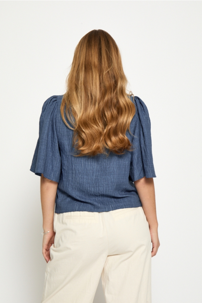 Peppercorn blauwe dames blouse | Model achteraanzicht