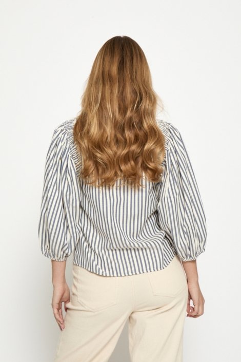 Peppercorn ecru dames blouse | Model achteraanzicht