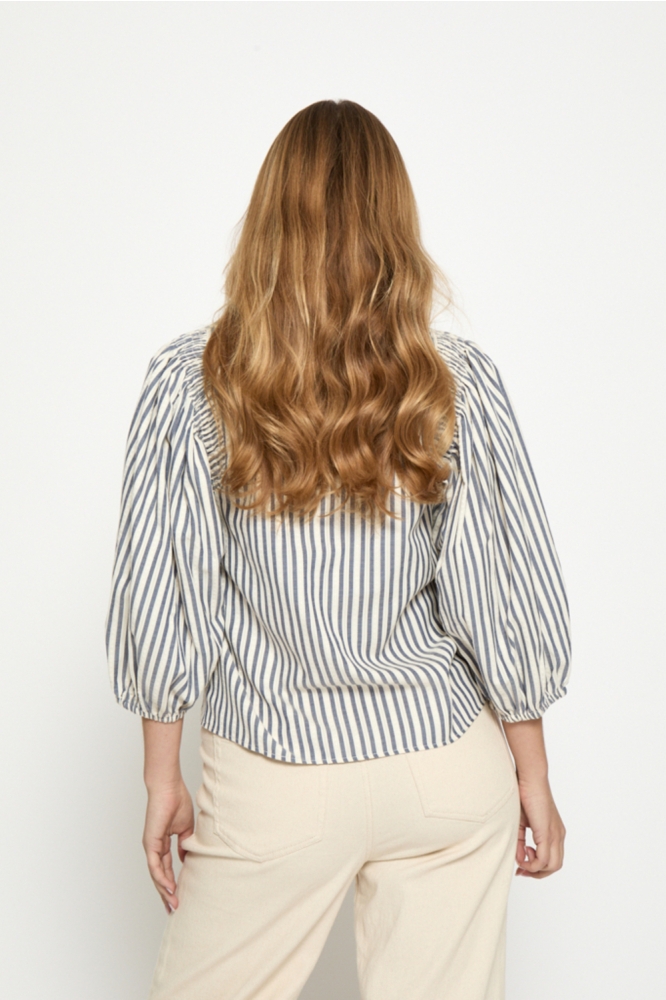 Peppercorn ecru dames blouse | Model achteraanzicht