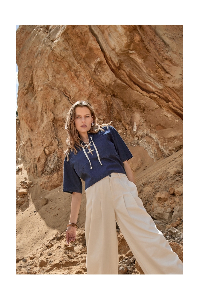 Peppercorn blauwe dames blouse | Model vooraanzicht