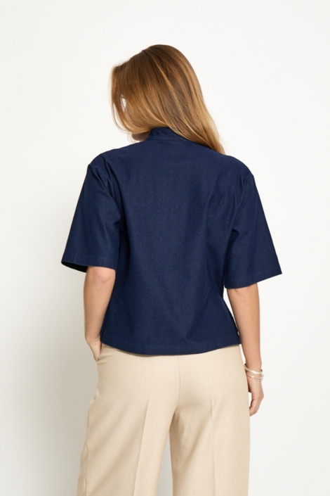 Peppercorn blauwe dames blouse | Model achteraanzicht
