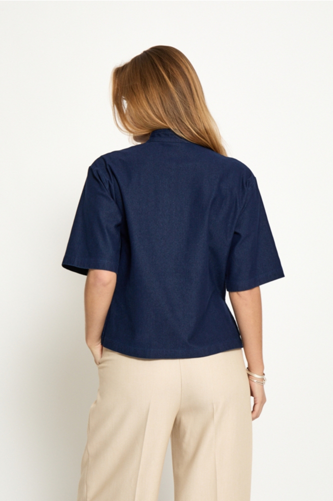 Peppercorn blauwe dames blouse | Model achteraanzicht