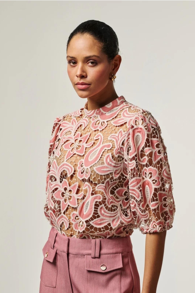 Aaiko roze dames blouse | Model vooraanzicht