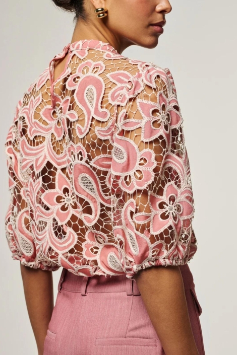 Aaiko roze dames blouse | Model achteraanzicht