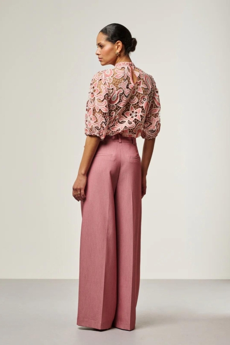 Aaiko roze dames blouse | Model achteraanzicht
