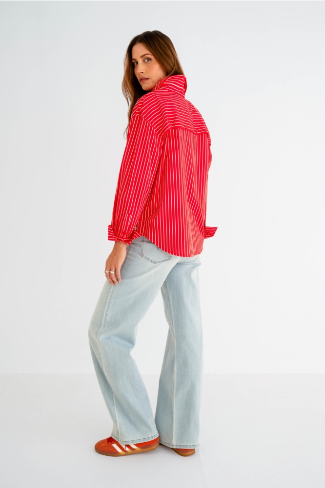 Maicazz rode dames blouse | Model achteraanzicht