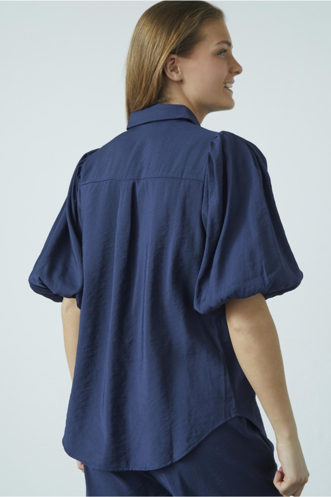 SisterS point blauwe dames blouse | Model achteraanzicht