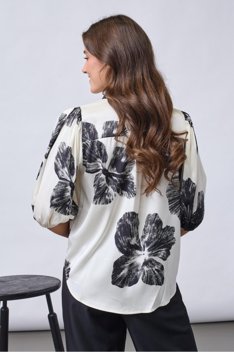 SisterS point beige dames blouse | Model achteraanzicht