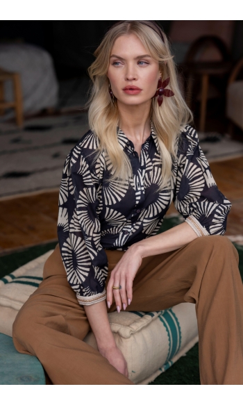 BLOUSE MET WAAIERPRINT 63208 20 Black/Ecru