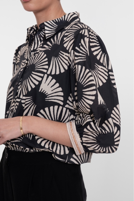 Geisha zwarte dames blouse | Model zijaanzicht