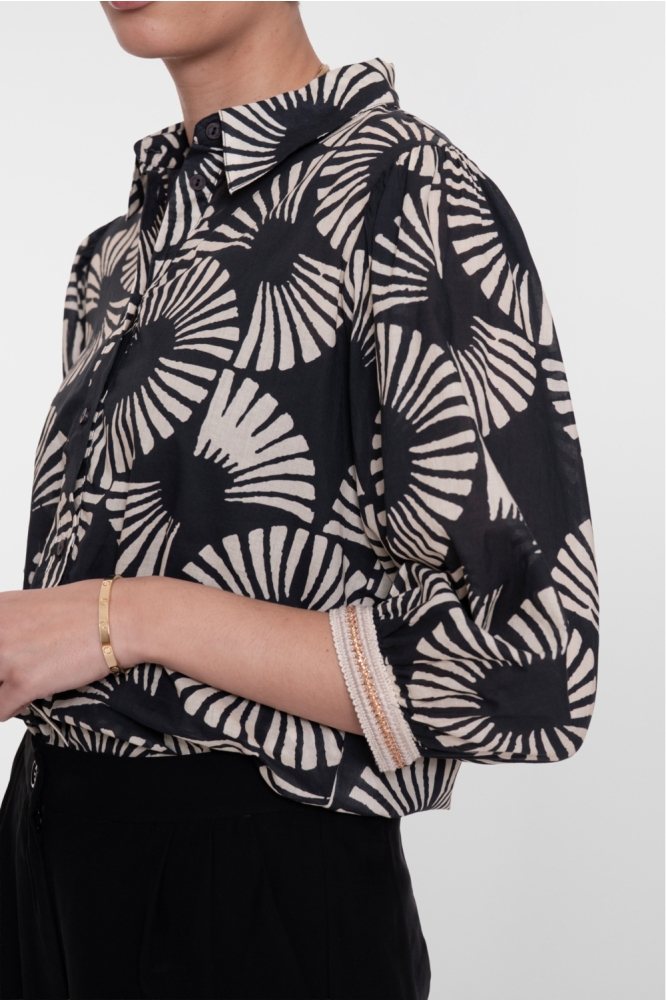 Geisha zwarte dames blouse | Model zijaanzicht