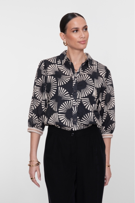 Geisha zwarte dames blouse | Model vooraanzicht
