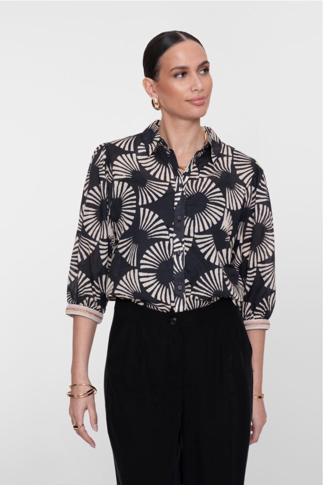 Geisha zwarte dames blouse | Model vooraanzicht