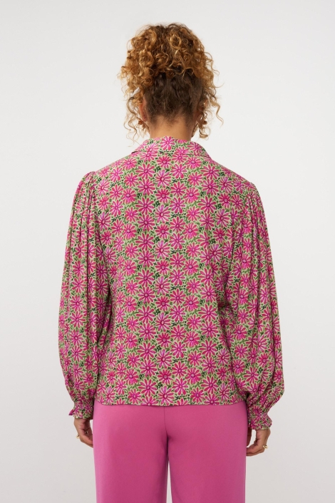 Ydence roze dames blouse | Model achteraanzicht