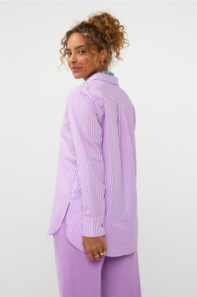 Ydence paarse dames blouse | Model achteraanzicht