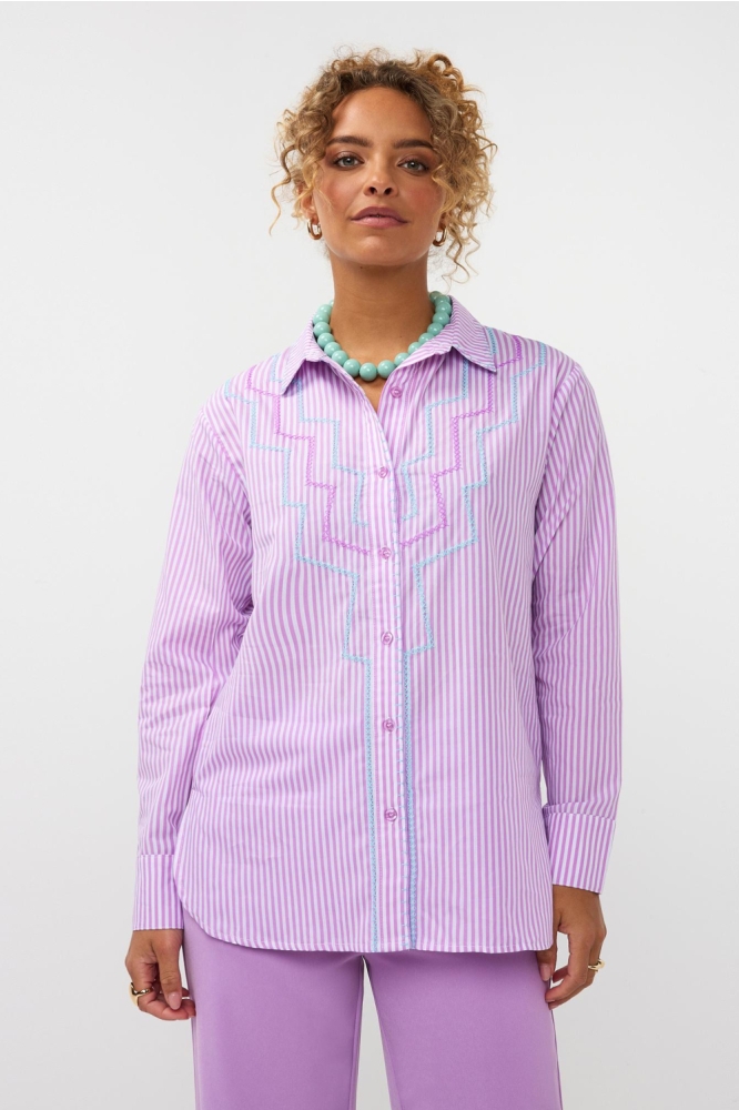 Ydence paarse dames blouse | Model vooraanzicht
