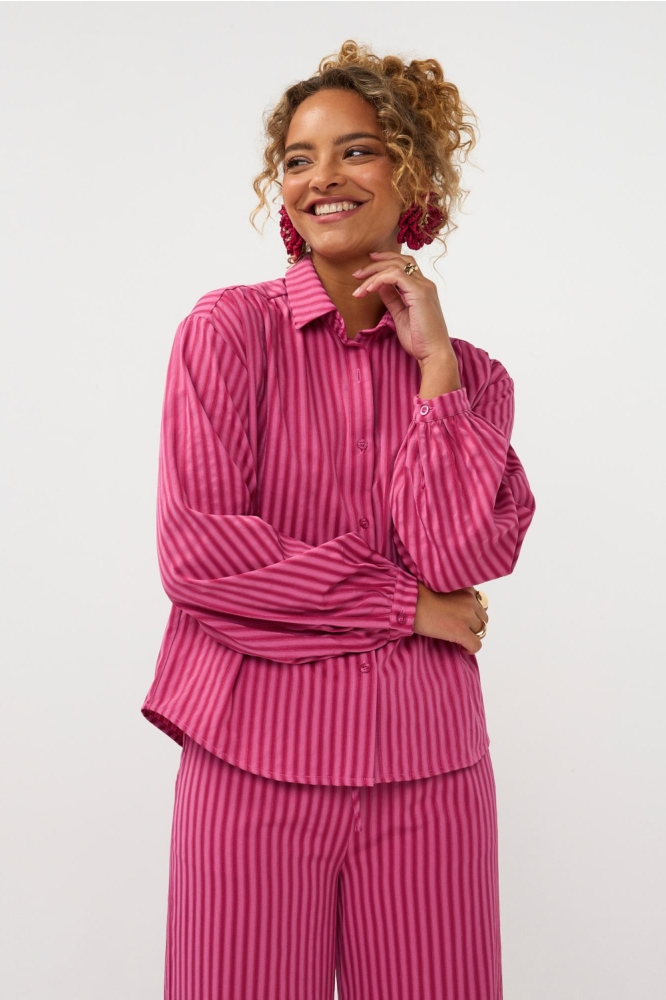 Ydence roze dames blouse | Model vooraanzicht
