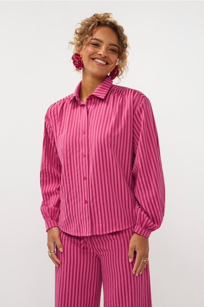 Ydence roze dames blouse | Model vooraanzicht