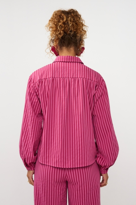Ydence roze dames blouse | Model achteraanzicht