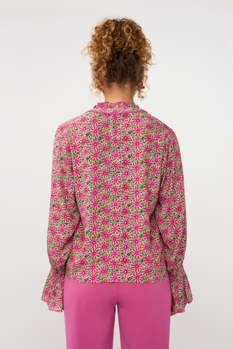 Ydence roze dames blouse | Model achteraanzicht