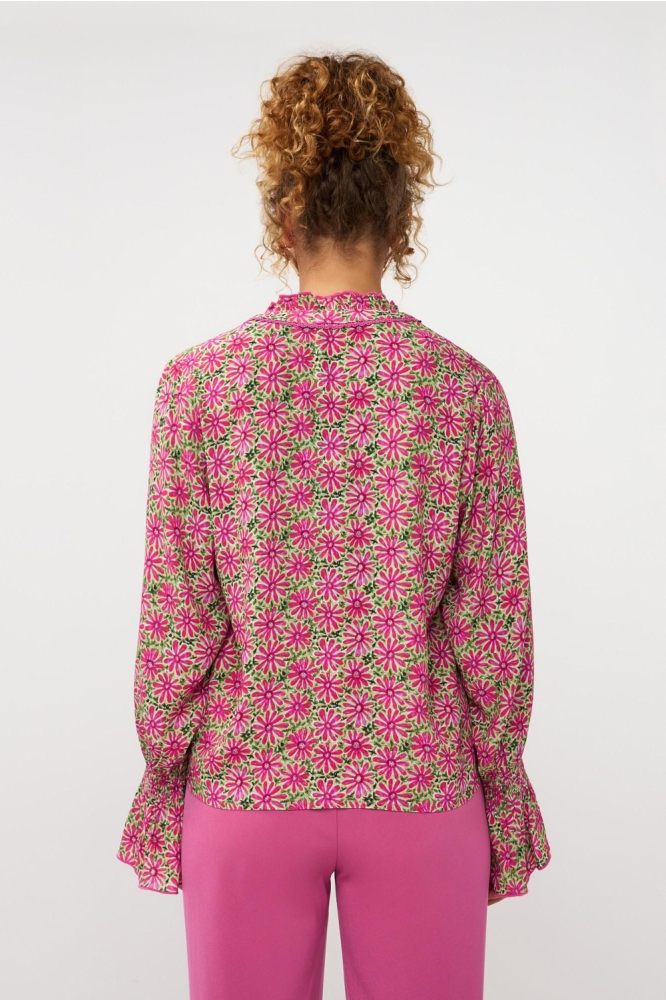 Ydence roze dames blouse | Model achteraanzicht