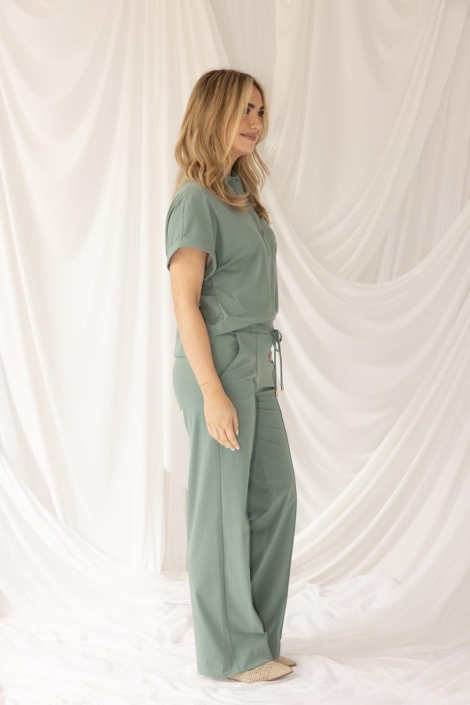 Kimara groene dames blouse | Model zijaanzicht