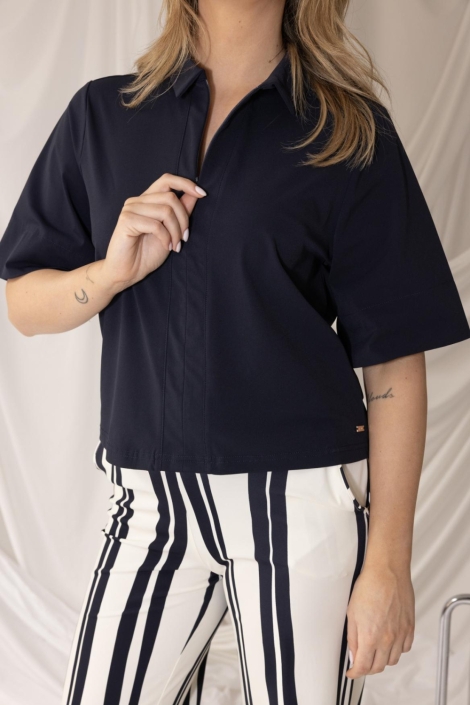 Kimara blauwe dames blouse | Close up
