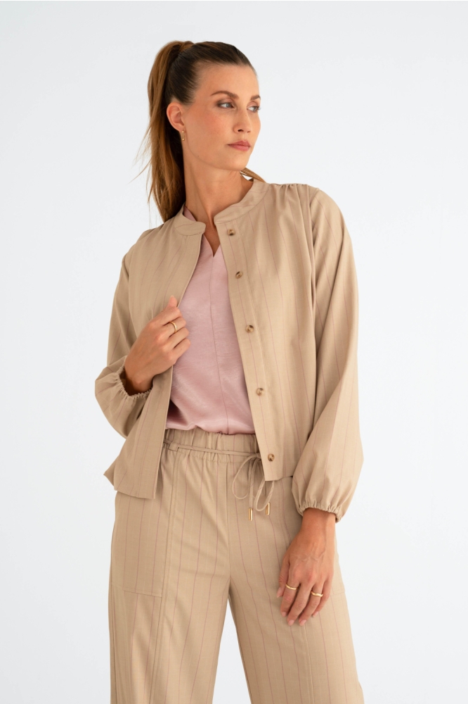 Maicazz beige dames blouse | Model vooraanzicht