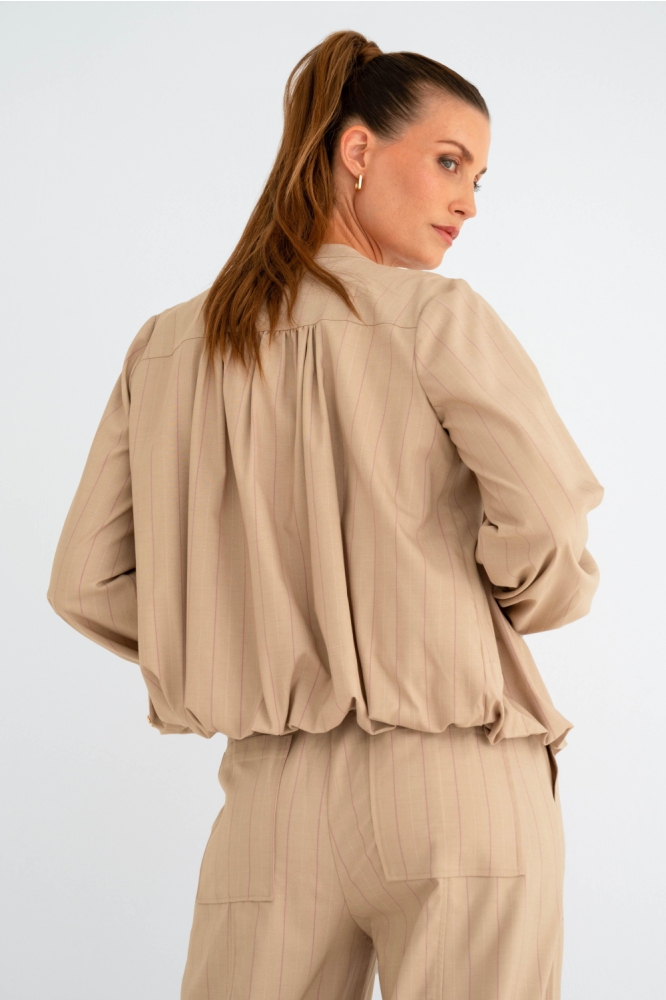 Maicazz beige dames blouse | Model achteraanzicht