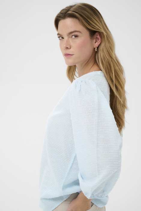 Kaffe blauwe dames blouse | Model zijaanzicht