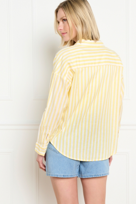 LolaLiza gele dames blouse | Model achteraanzicht