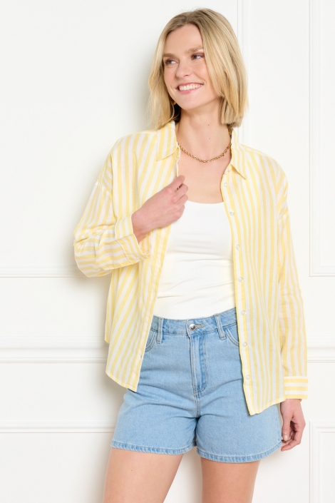 LolaLiza gele dames blouse | Model vooraanzicht