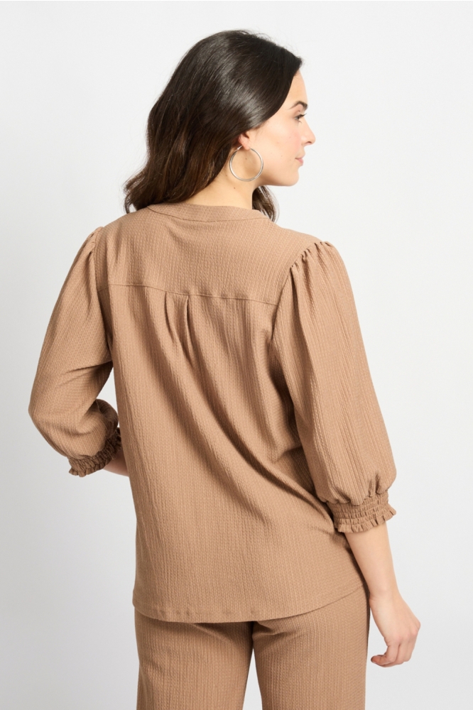 C&S The Label taupe dames blouse | Model achteraanzicht