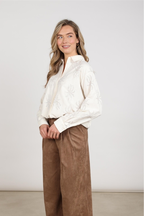 Nukus witte dames blouse | Model zijaanzicht
