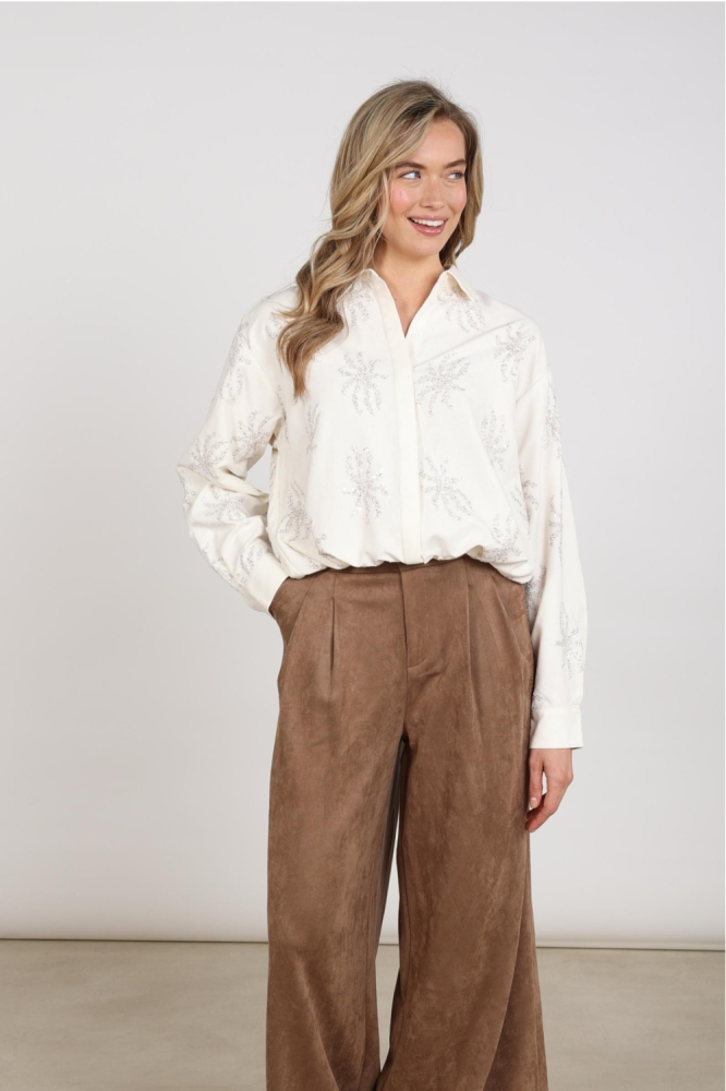 Nukus witte dames blouse | Model vooraanzicht